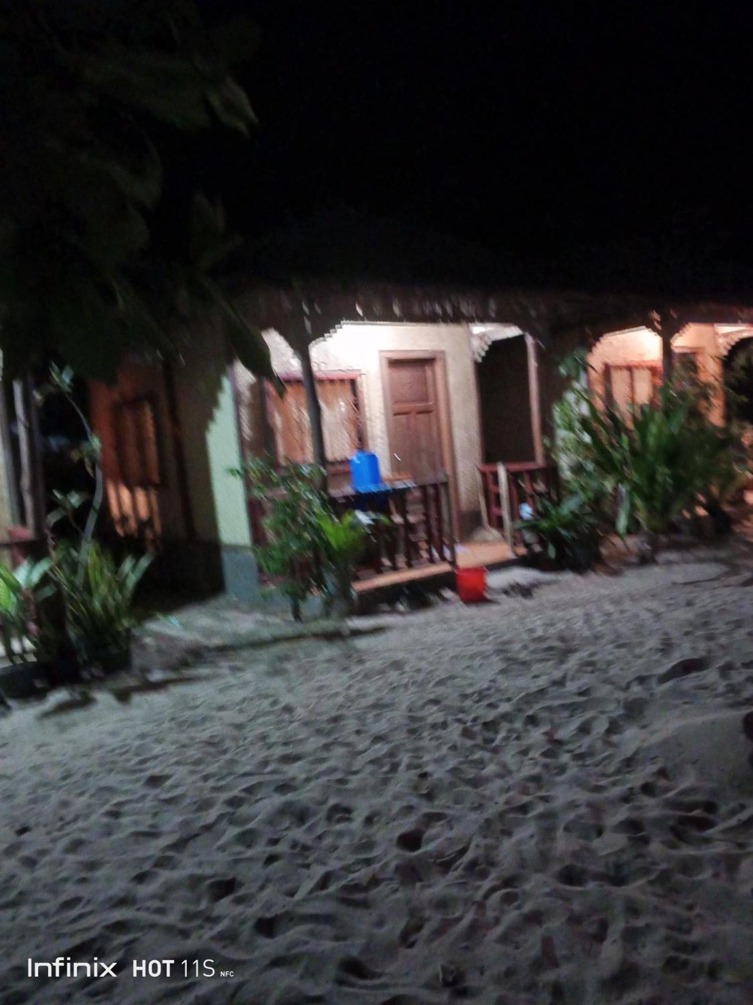 Akoya Beach Park And Cottages Locaroc Esterno foto